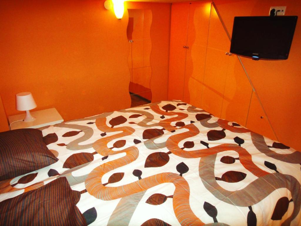 Orange Suite Studio room 6